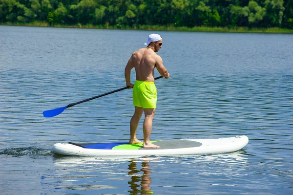 Adam pratik paddle kurulu 02 — Stok fotoğraf