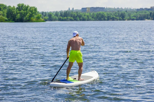 Homem praticando paddle board 01 — Fotografia de Stock