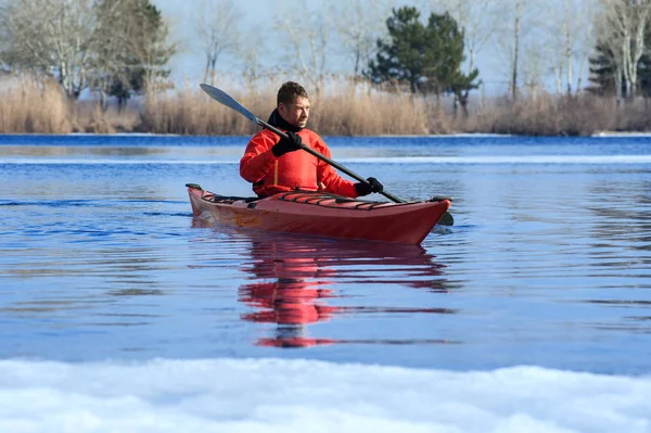 Homme kayak sur un kayak rouge lors d'excursions dans la nature 01 — Photo