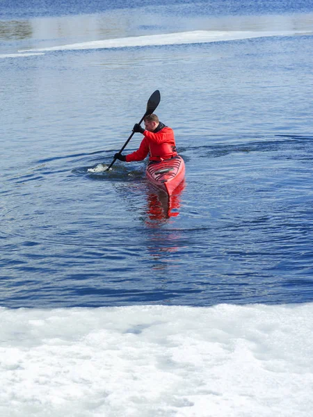 Hombre kayak en un kayak rojo en excursiones en la naturaleza —  Fotos de Stock