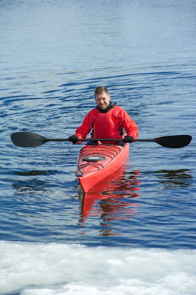 Uomo kayak su un kayak rosso su escursioni nella natura 04 — Foto Stock