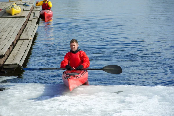 Uomo kayak su un kayak rosso su escursioni nella natura 05 — Foto Stock