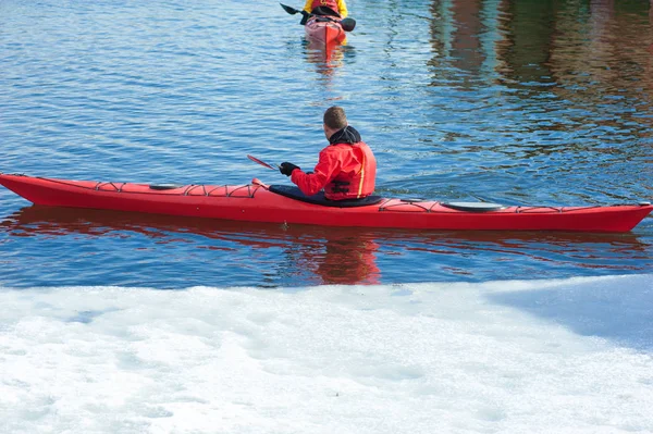 Homme kayak sur un kayak rouge lors d'excursions dans la nature 06 — Photo