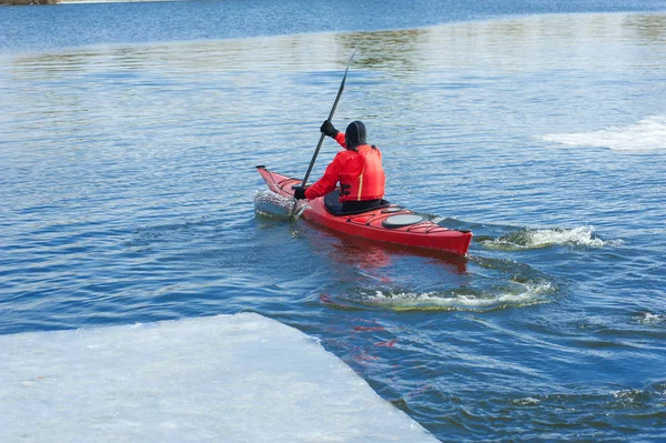 Homme kayak sur un kayak rouge lors d'excursions dans la nature 08 — Photo