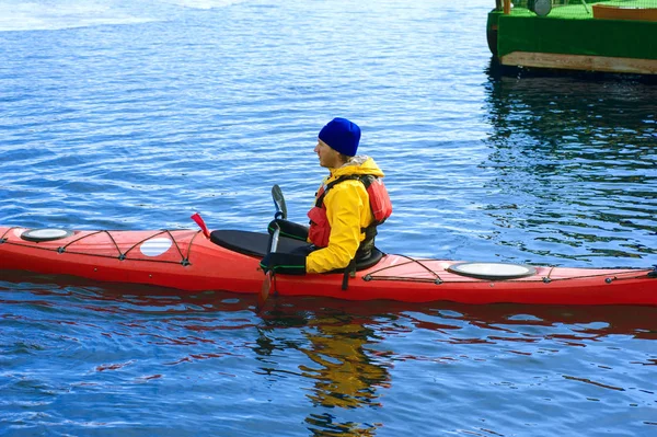 Homme kayak sur un kayak rouge lors d'excursions dans la nature 09 — Photo