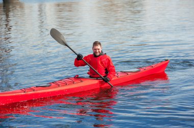Kırmızı kayık Nehri 06 üzerinde kayak adam