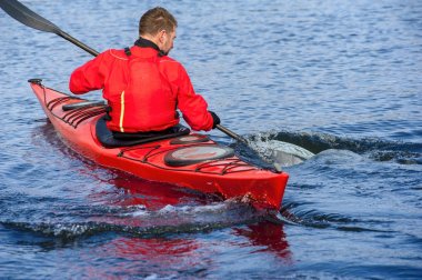 Kırmızı kayık 10 nehrinde üzerinde kayak adam