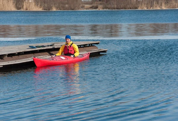 Homme kayak sur le kayak rouge sur la rivière 01 — Photo