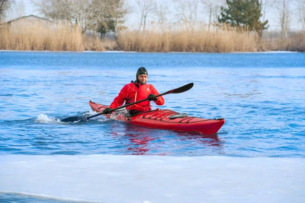 Homme kayak sur le kayak rouge sur la rivière 03 — Photo