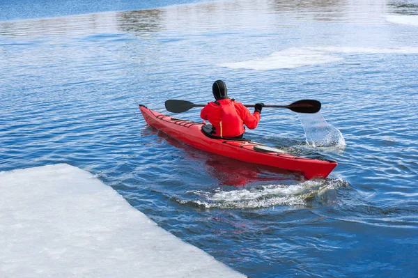Uomo kayak sul kayak rosso sul fiume — Foto Stock