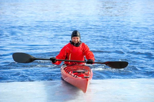 Homme kayak sur le kayak rouge sur la rivière 05 — Photo