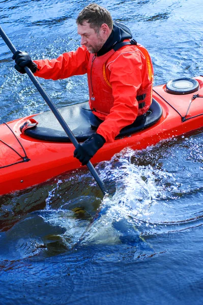 Чоловік катається на каяку на червоному каяку на річці 09 — стокове фото