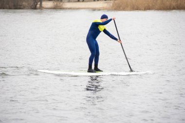 Raket Pano Sup ayağa atletik erkek