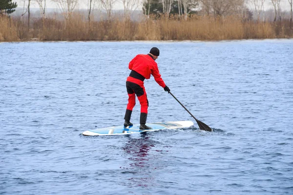 Homme athlétique debout planche à pagaie SUP — Photo