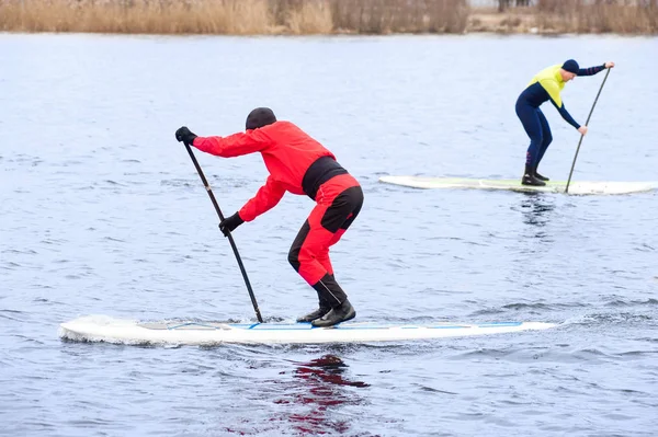 Homme athlétique debout planche à pagaie SUP — Photo