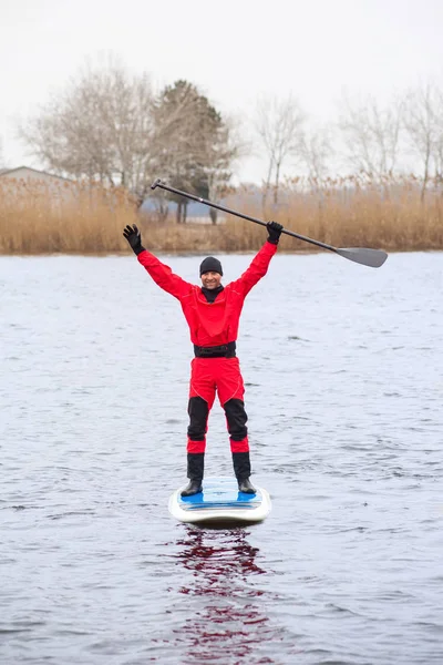 Atlético homem stand up paddle board SUP — Fotografia de Stock