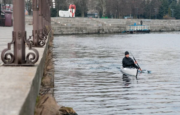 Kayak en el río en la ciudad cerca de la orilla 03 —  Fotos de Stock