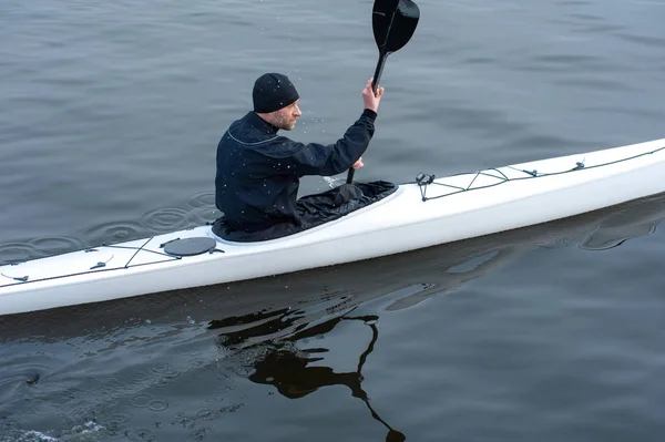 Kayak en el río en la ciudad cerca de la orilla 04 —  Fotos de Stock