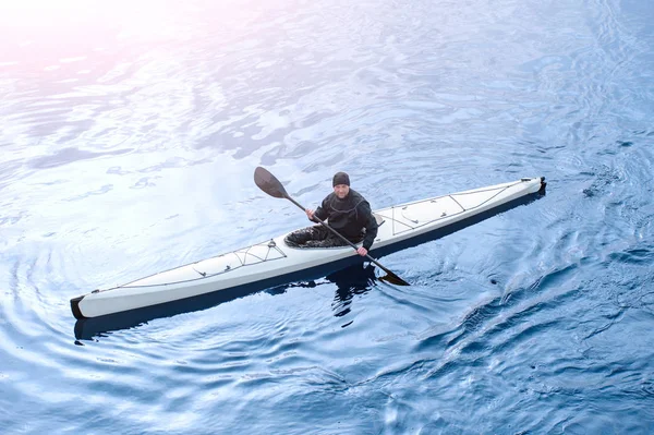 Kayak en el río en la ciudad cerca de la orilla 06 — Foto de Stock