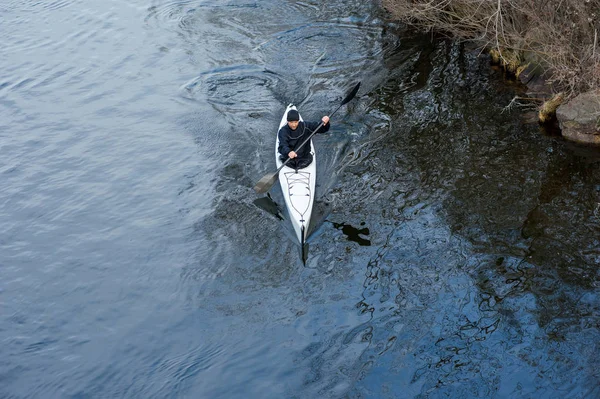 Un homme dans un kayak blanc près de la rive de la ville06 — Photo