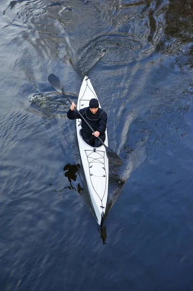 Un uomo in kayak bianco vicino alla riva del fiume città07 — Foto Stock