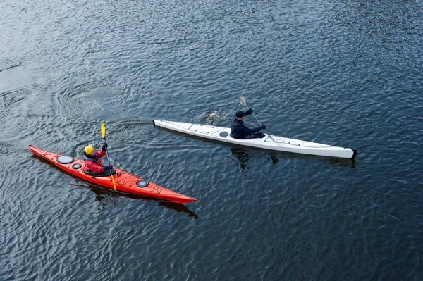 Fille et homme pagaie un kayak sur la rivière — Photo