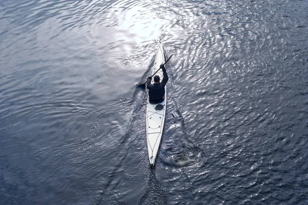 一个人在附近城市 riverbank08 的白色皮艇 — 图库照片