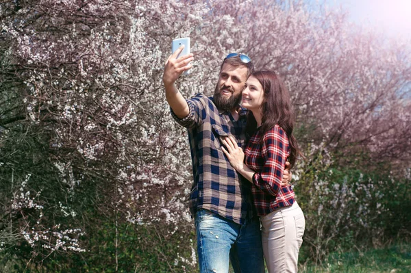 Feliz joven pareja tomando selfie en el park04 — Foto de Stock