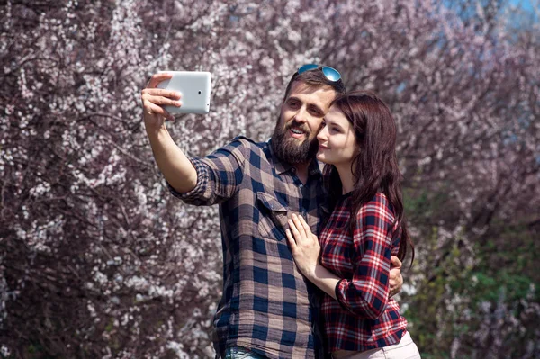 Feliz joven pareja tomando selfie en el park05 — Foto de Stock