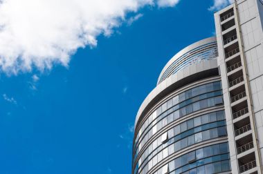 gökyüzünde modern mimari ve bulutlar