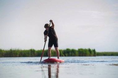 Bir yandan çarklı 02 adamla ayağa SUP