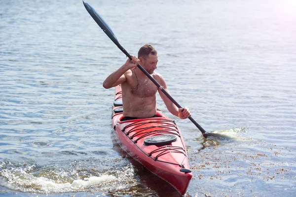Hombre nada en un kayak rojo 02 — Foto de Stock