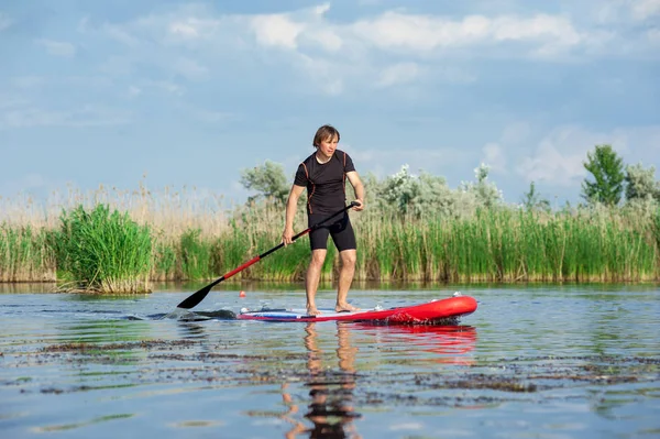 SUP de pie hombre con una pala 06 —  Fotos de Stock