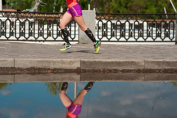Las piernas de una chica corriendo — Foto de Stock