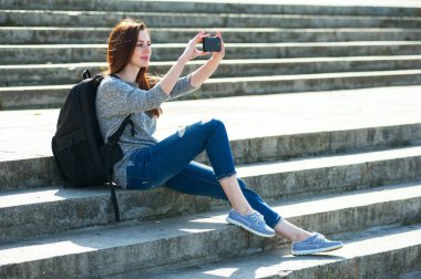 taş basamaklar 06 oturan kız