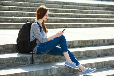 taş basamaklar 07 üzerinde oturan kız