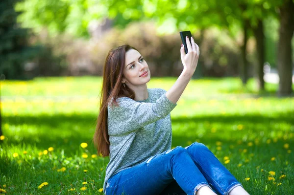 Girl doing selfie on phone — Stock Photo, Image