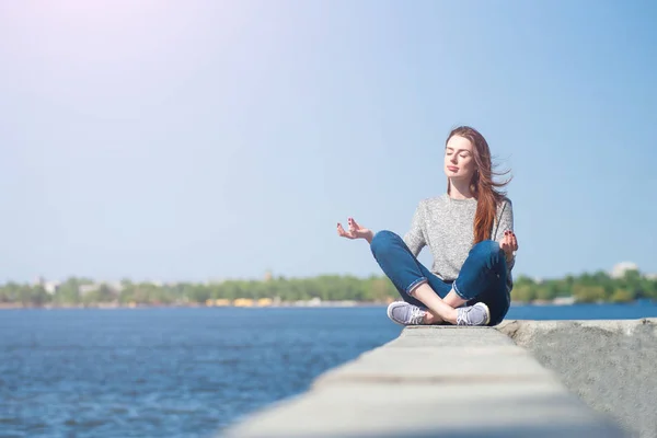 Ragazza è seduta su un parapetto 05 — Foto Stock