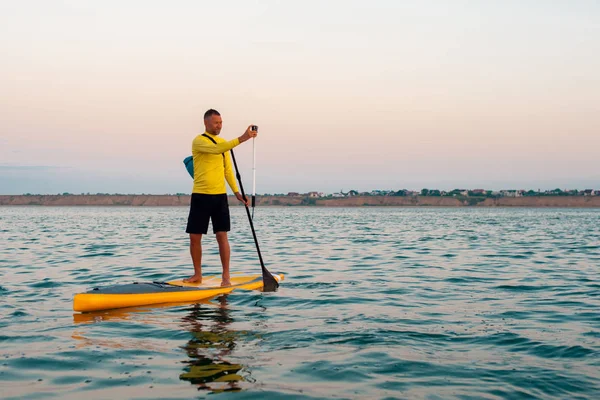 Sup sziluettje sportos férfi lapát beszállás naplemente 02 — Stock Fotó