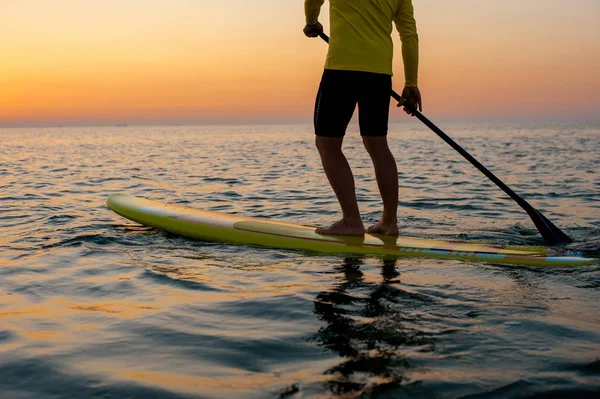 SUP silhueta de homem atlético paddle embarque ao pôr do sol 04 — Fotografia de Stock