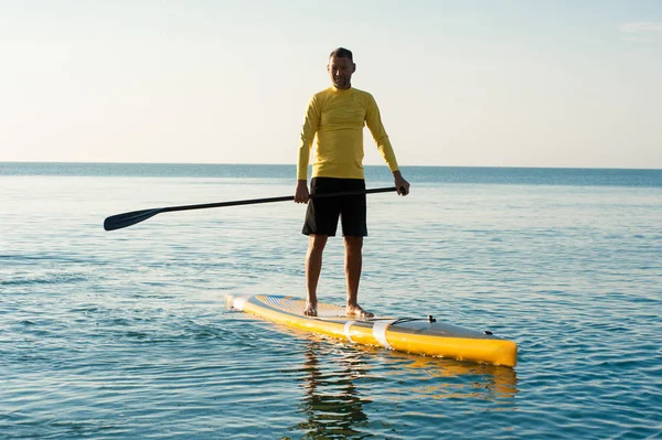 Sup sziluettje sportos férfi lapát beszállás naplemente 15 — Stock Fotó