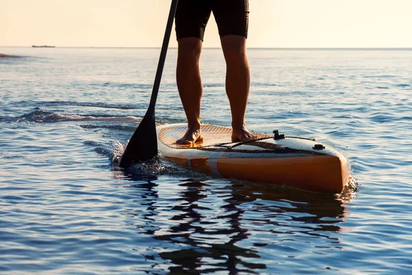 SUP silhueta de homem atlético paddle embarque ao pôr do sol 31 — Fotografia de Stock