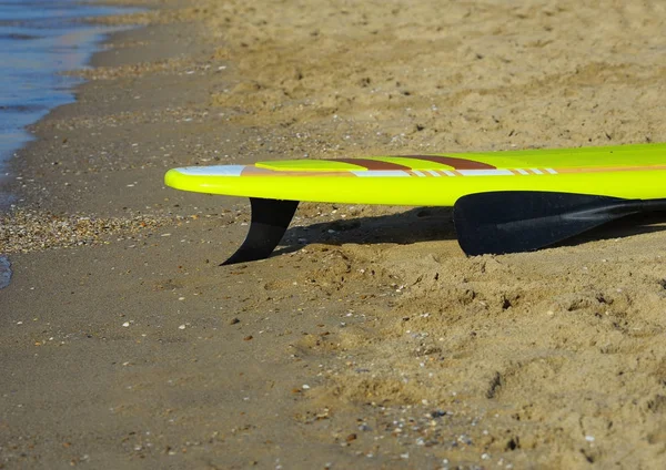 SUP silhuetten av atletisk man paddla ombordstigning på sunset 33 — Stockfoto