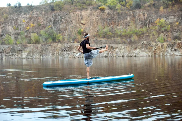 SUP uomo barbuto yoga meditazione 20 — Foto Stock