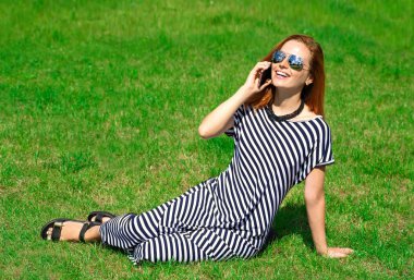 Kız telefonda konuşuyor