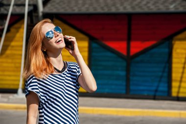 Kız telefonda konuşuyor