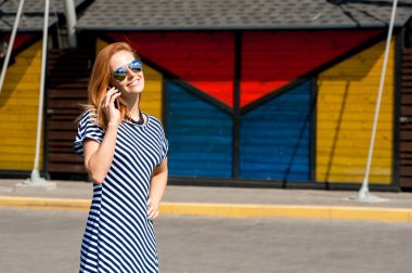 Kız telefonda konuşuyor