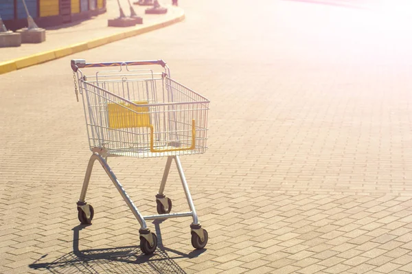 An emrty shopping trolley on road 01 — Stock Photo, Image