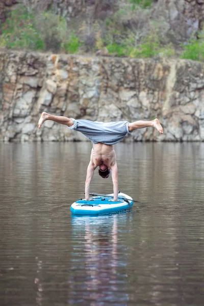 SUP Homme barbu yoga méditation 16 — Photo