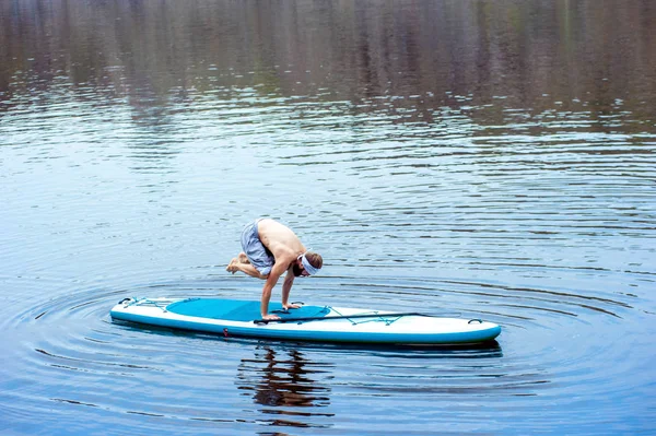 SUP Homem barbudo ioga meditação 13 — Fotografia de Stock